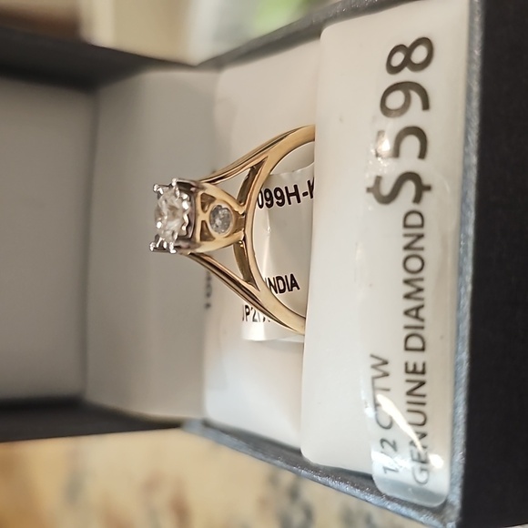 Gold 10KT Ring with Elegant Design - Picture 3 of 10